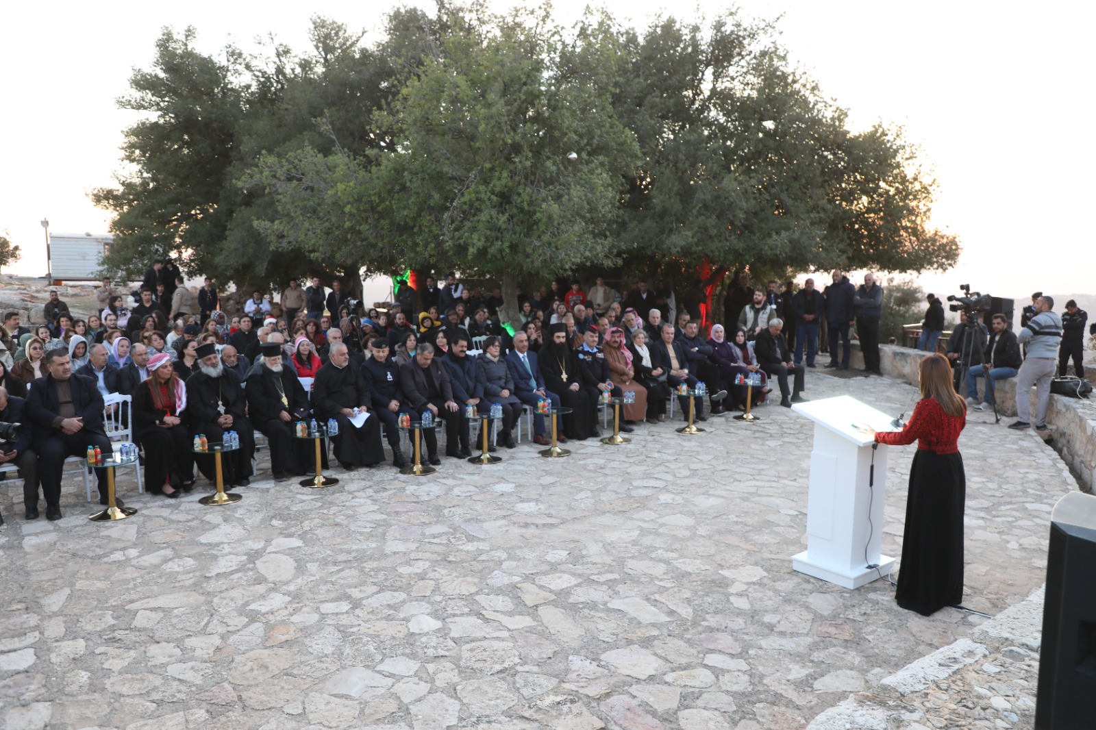 صورة حول : وزيرة السياحة والآثار تضيء شجرة عيد الميلاد في موقع مار الياس بعجلون وزيرة السياحة والآثار تضيء شجرة عيد الميلاد في موقع مار الياس بعجلون
