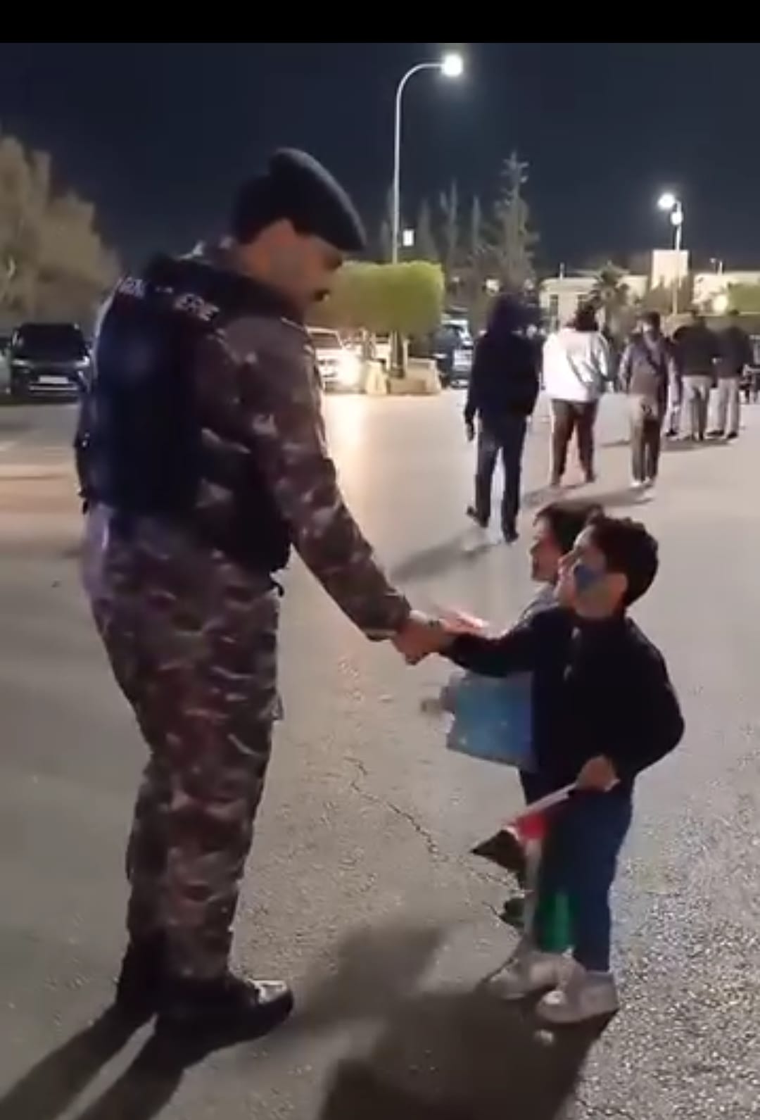 في الأردن فقط.. أطفال لا يخافون من رجال الأمن.. ما السر