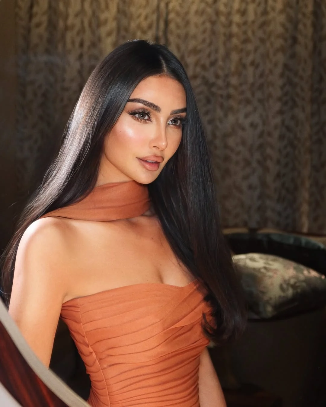 نور الغندور مفعمة بالأنوثة في اخر إطلالة لها بفستان برتقالي