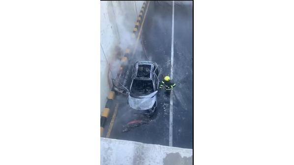 عاجل || احتراق مركبة داخل نفق الواحة... فيديو