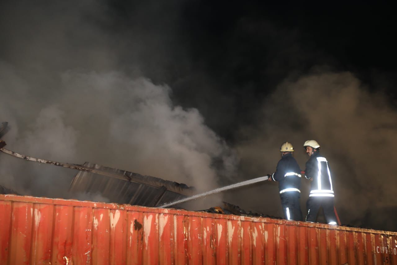 بالفيديو... الدفاع المدني يخمد فجر اليوم حريق بمنطقة سحاب