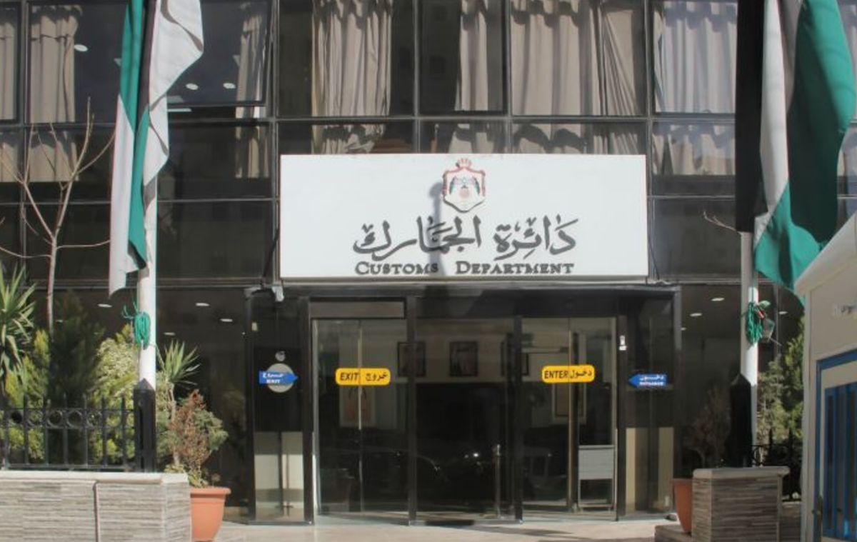 عاجل | الجمارك : ضبط 17000 عبوة من الجوس المقلّد المنتهي الصلاحية