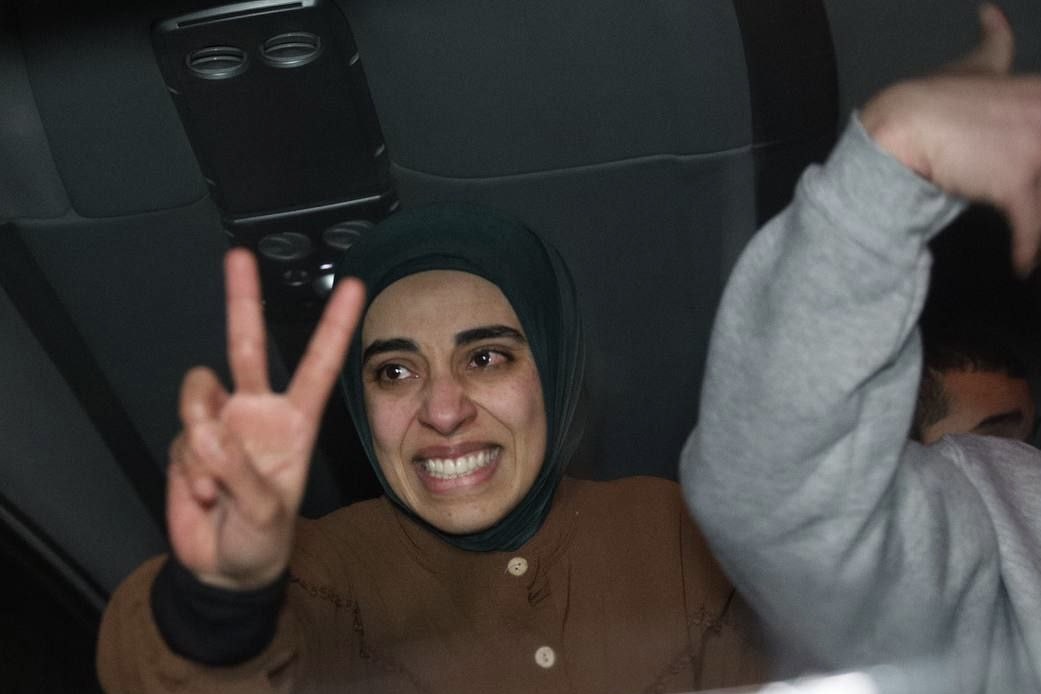 دموع الفرح وأيادي الأسيرات ترفع إشارة النصر .. صور