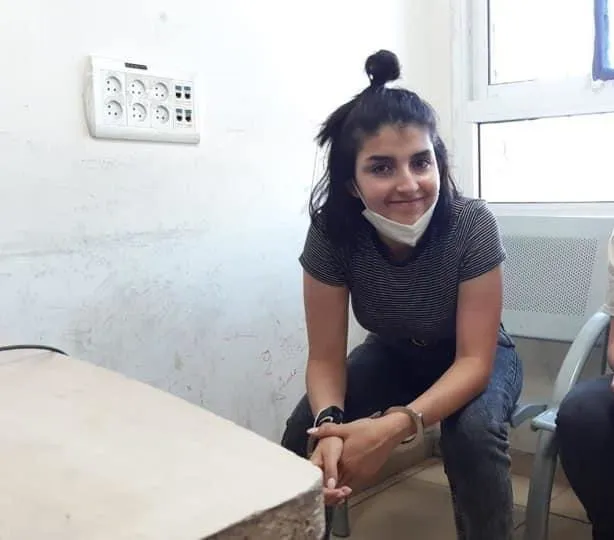 دموع الفرح وأيادي الأسيرات ترفع إشارة النصر .. صور