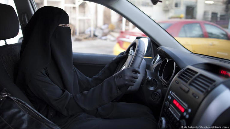 النقاب يثير الجدل في برلين… امرأة تقاضي للسماح بالقيادة