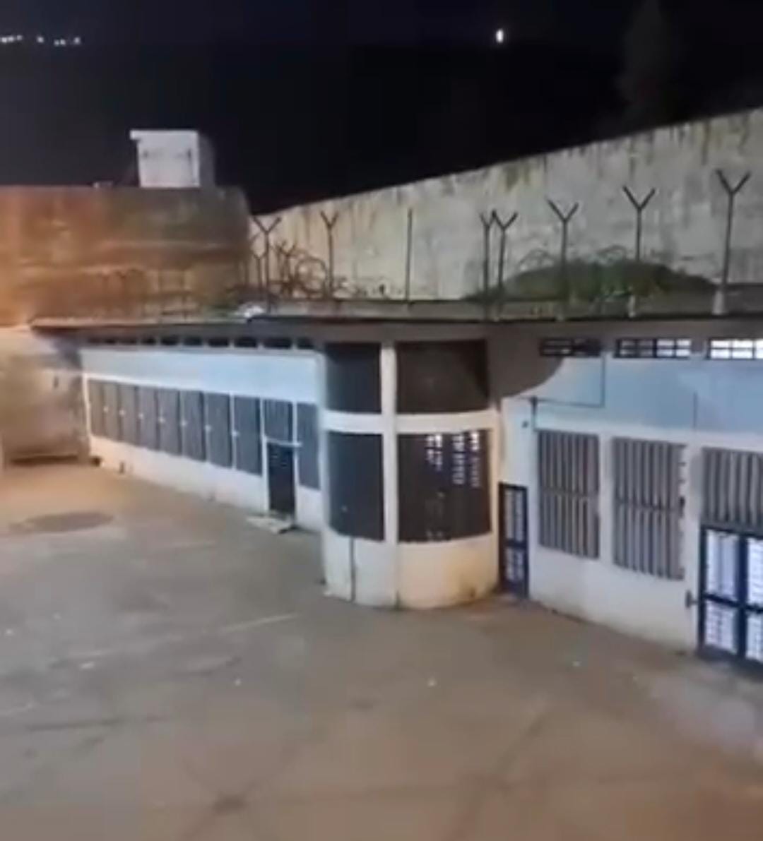 صورة حول : شاهد تكبيرات الأسرى في سجون الاحتلال بعد الإعلان عن صفقة التبادل شاهد تكبيرات الأسرى في سجون الاحتلال بعد الإعلان عن صفقة التبادل