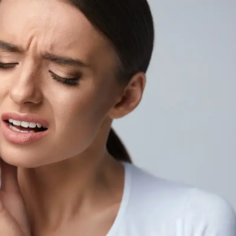 مُسكنات طبيعية لألم الأسنان... حلول سريعة وفعّالة قبل زيارة الطبيب