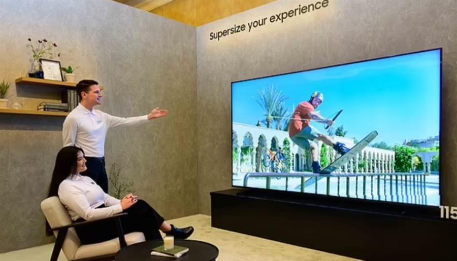 سامسونغ تدمج الذكاء الاصطناعي في أجهزة التلفزيون لمراقبة الأسرة والحيوانات الأليفة