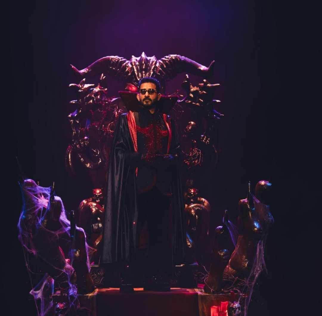 إطلالة أحمد حلمي تثير الجدل في أحدث أعماله المسرحية