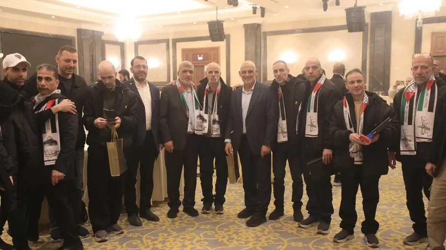 وصول 15 أسيرا فلسطينيا محررا مبعدا إلى إسطنبول