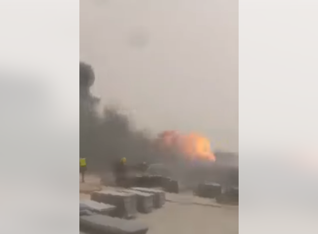 حريق ضخم وانفجار بمصنع في الكرك (فيديو)