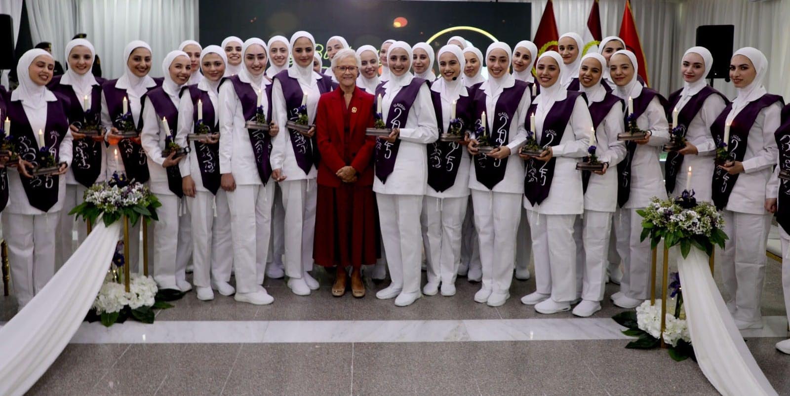 صورة حول : الأميرة منى الحسين ترعى حفل إضاءة الشموع للفوج الـ25 بكلية الأميرة منى للتمريض الأميرة منى الحسين ترعى حفل إضاءة الشموع للفوج الـ25 بكلية الأميرة منى للتمريض