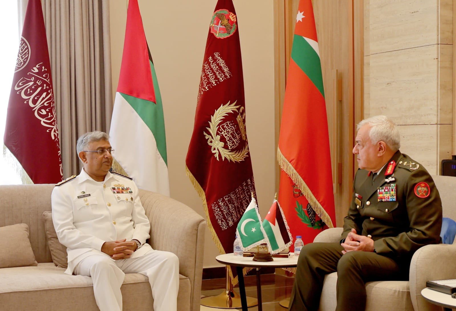 الحنيطي يستقبل رئيس هيئة الأركان للقوات البحرية الباكستانية