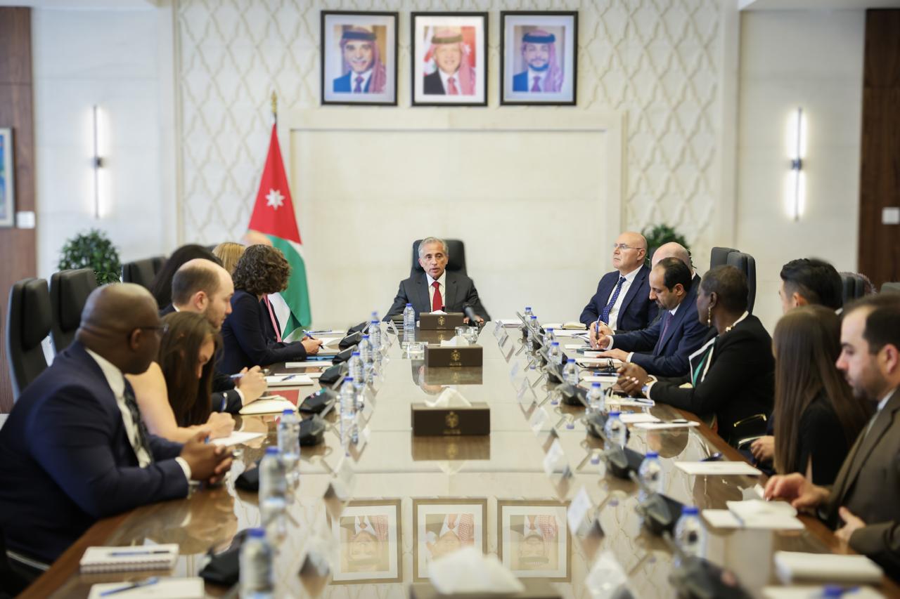 حسان يستقبل وفدا من مساعدي أعضاء مجلسي الشيوخ والنواب في الكونغرس الأميركي