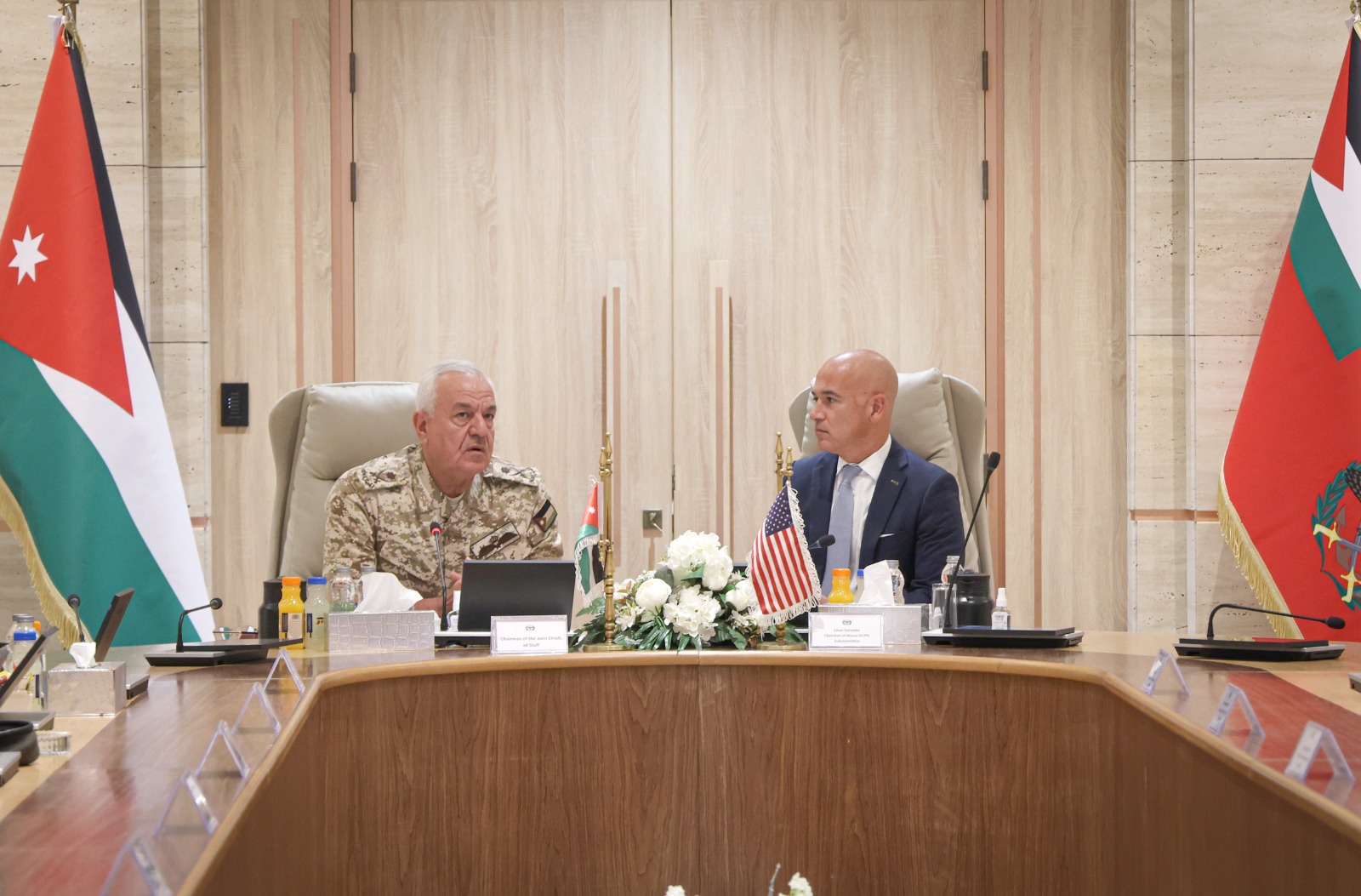 اللواء الركن الحنيطي يستقبل وفداً من كبار مستشاري أعضاء الكونغرس الأمريكي