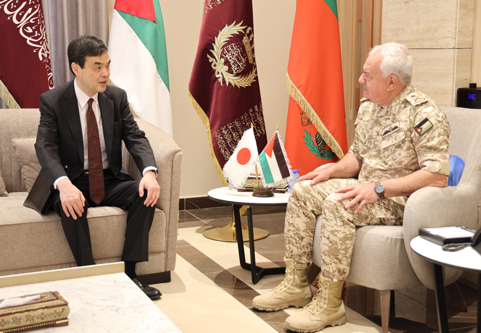 رئيس هيئة الأركان المشتركة يستقبل السفير الياباني في عمّان