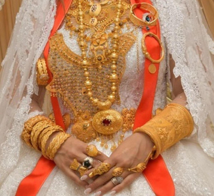 صورة حول : "مهرها كيلو ذهب صافي!"... والد عروس أردنية يشعل جدلاً واسعاً "مهرها كيلو ذهب صافي!"... والد عروس أردنية يشعل جدلاً واسعاً