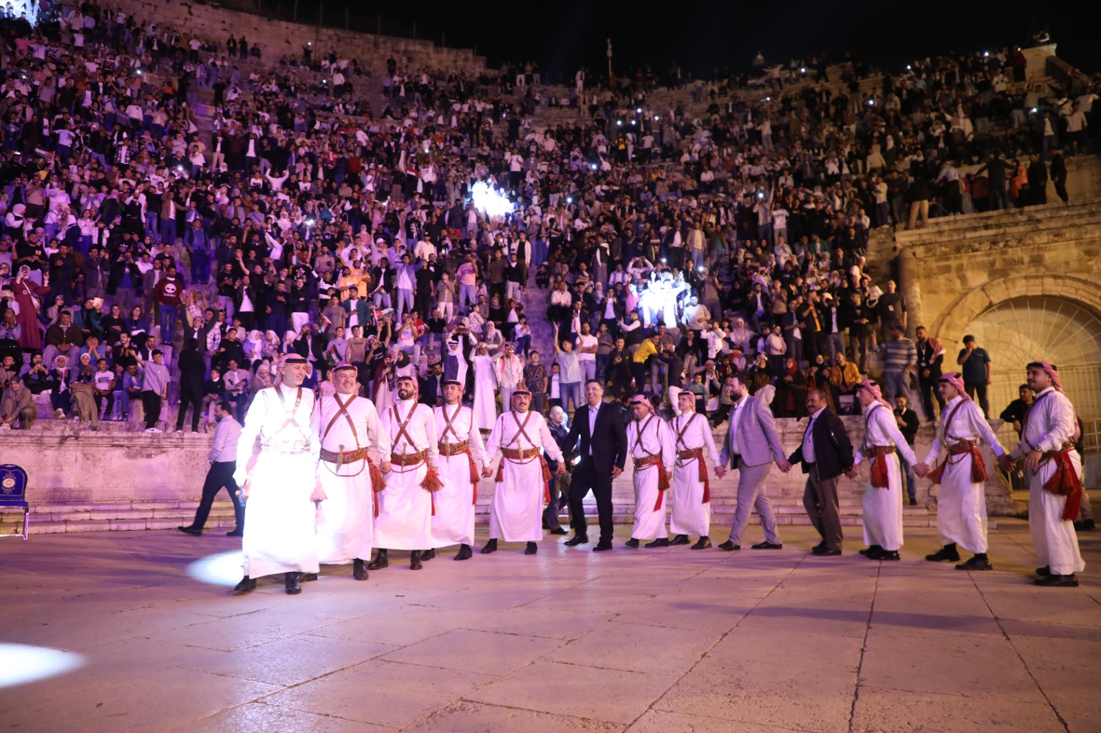السياحة: أجواء استثنائية واحتشاد جماهيري ضخم في المدرج الروماني بانطلاق فعاليات عيد الفطر
