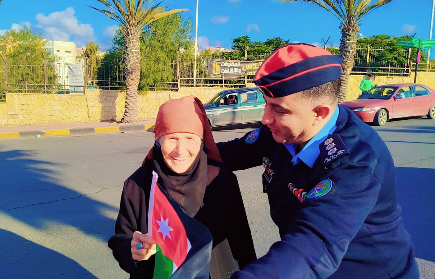 نشامى الأمن العام يوزعون الأعلام وينفذون فعاليات مجتمعية احتفاءً بيوم العلم الأردني