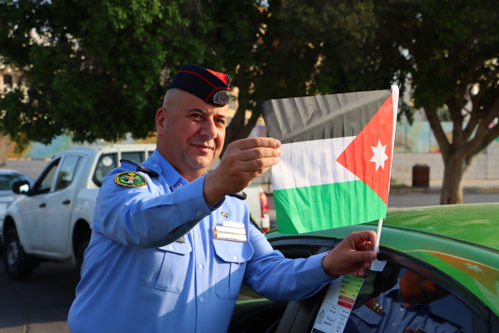 نشامى الأمن العام يوزعون الأعلام وينفذون فعاليات مجتمعية احتفاءً بيوم العلم الأردني