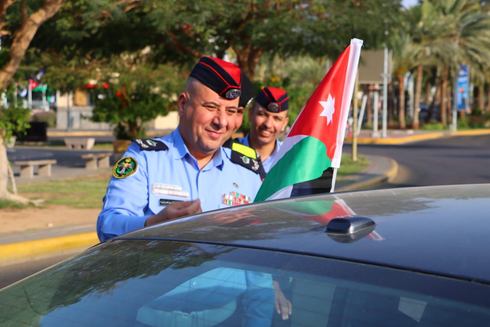 نشامى الأمن العام يوزعون الأعلام وينفذون فعاليات مجتمعية احتفاءً بيوم العلم الأردني