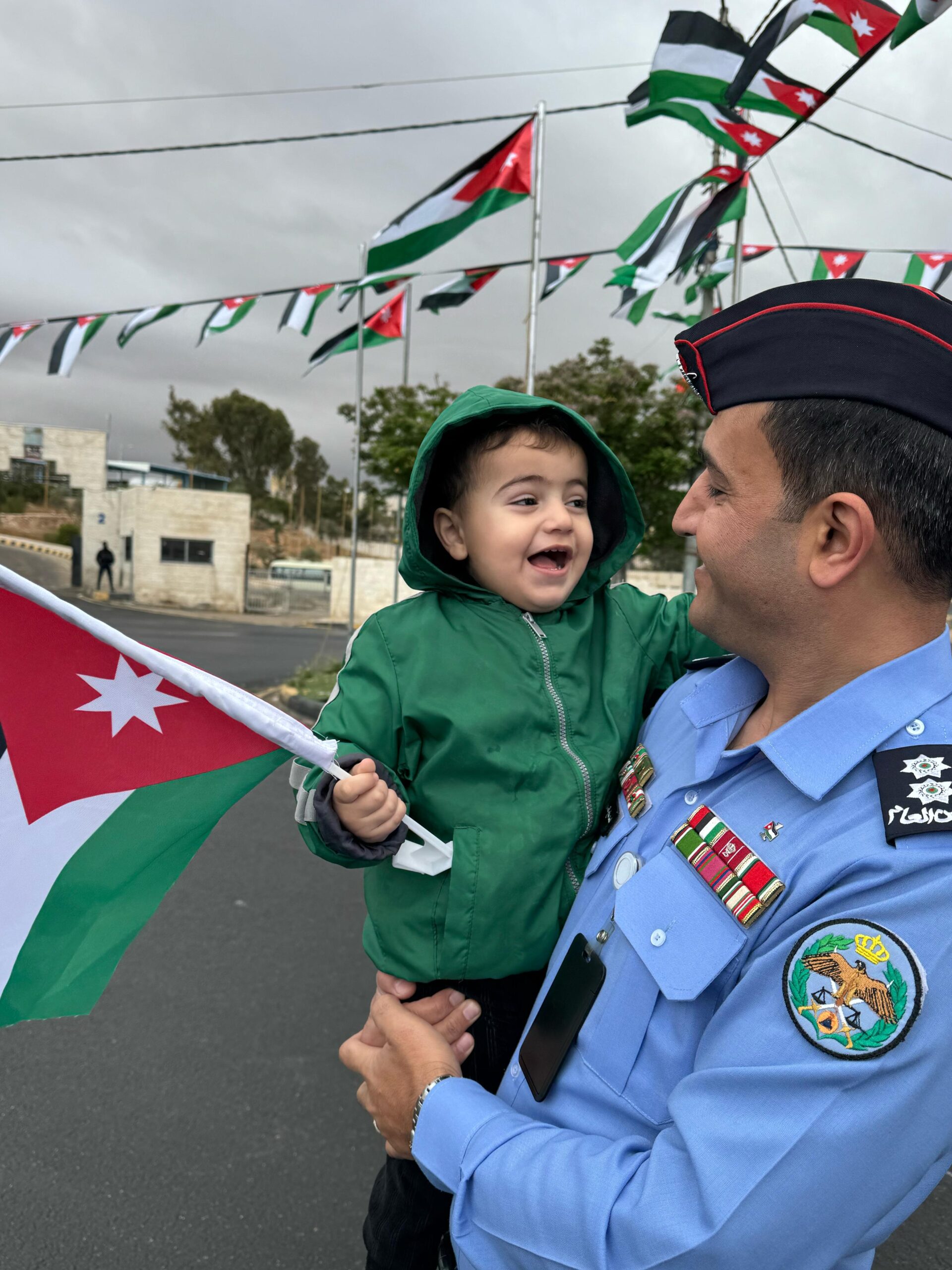 نشامى الأمن العام يوزعون الأعلام وينفذون فعاليات مجتمعية احتفاءً بيوم العلم الأردني