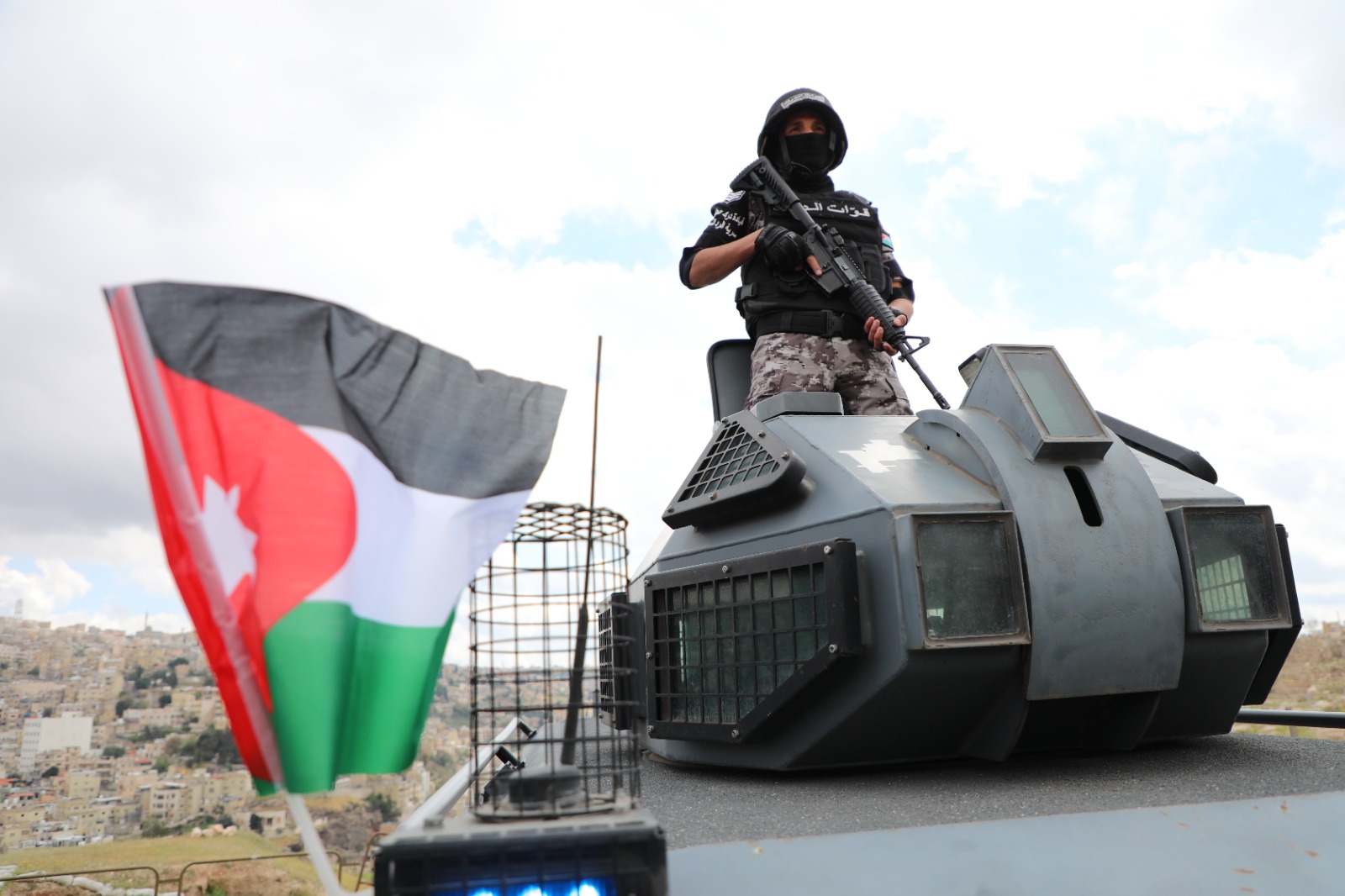 نشامى الأمن العام يوزعون الأعلام وينفذون فعاليات مجتمعية احتفاءً بيوم العلم الأردني