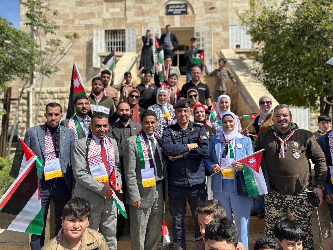 فيديو وصور .. أسرة تربية لواء ماركا تحتفل بيوم العلم