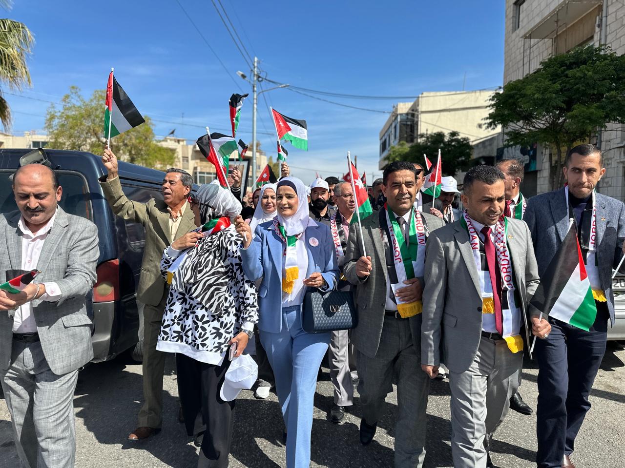 فيديو وصور .. أسرة تربية لواء ماركا تحتفل بيوم العلم