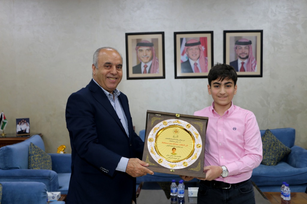 التربية تكرم الطالب السعافنة من مدارس الجامعة الأولى على بحثه العلمي الدولي في فيزياء الجزيئات