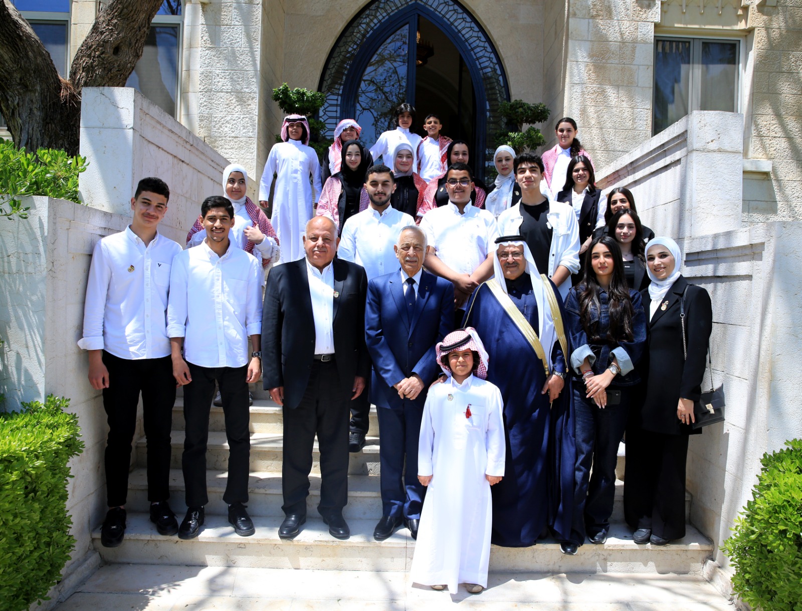 رئيس الديوان الملكي يلتقي وفدًا من أكاديمية القادة الدولية