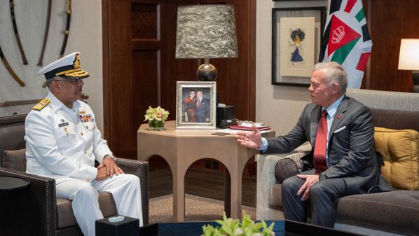الملك يستقبل رئيس هيئة الأركان للقوات البحرية الباكستانية
