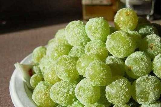 "العنب المثلج".. وجبة خفيفة تجمع بين المذاق والفائدة