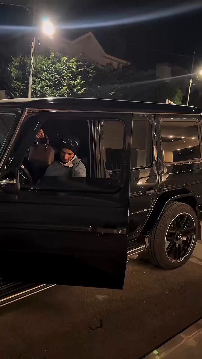 صورة حول : أم نمر تثير الجدل بمرسيدس فاخرة… والحقيقة تصدم المتابعين! أم نمر تثير الجدل بمرسيدس فاخرة… والحقيقة تصدم المتابعين!