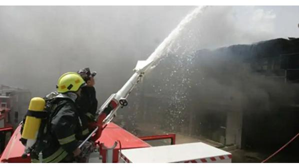 الدفاع المدني يخمد حريقا امتد لساحة مصنع للبلاستيك في البلقاء