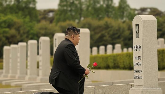 الزعيم يركع للظلّ... كيم جونغ أون أمام قبر من صنعه