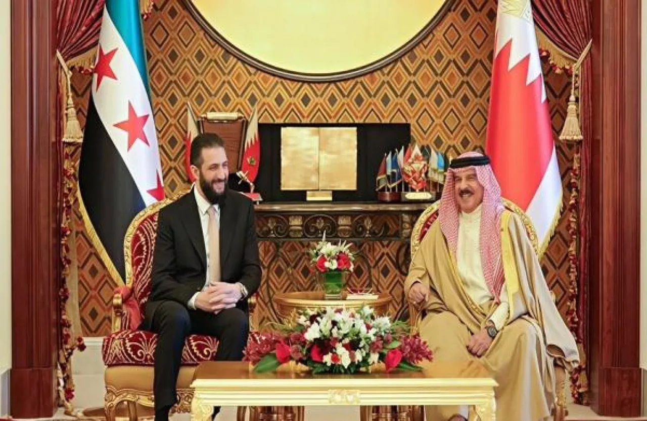 ملك البحرين يستقبل الشرع