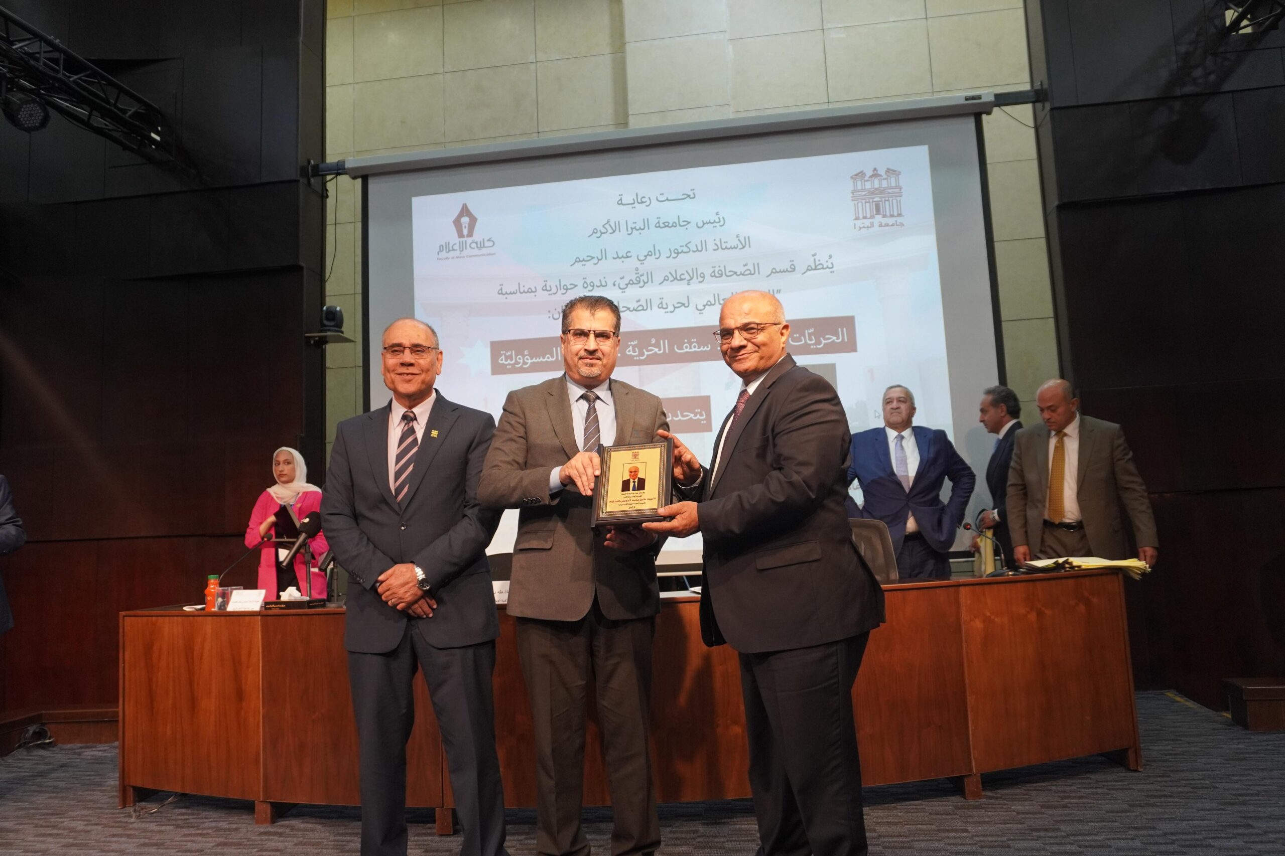 صورة حول : كلية الإعلام في جامعة البترا تنظّم ندوة حول الحريات الصحفية ومسؤولية الإعلام( فيديو صور) كلية الإعلام في جامعة البترا تنظّم ندوة حول الحريات الصحفية ومسؤولية الإعلام( فيديو صور)