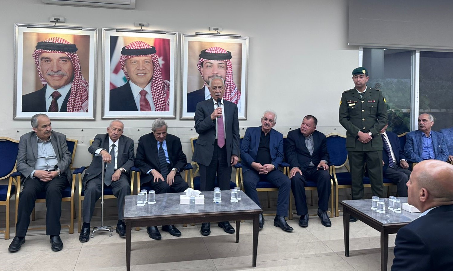 صورة حول : مندوبا عن الملك وولي العهد.. العيسوي يعزي عشيرة الكركي مندوبا عن الملك وولي العهد.. العيسوي يعزي عشيرة الكركي