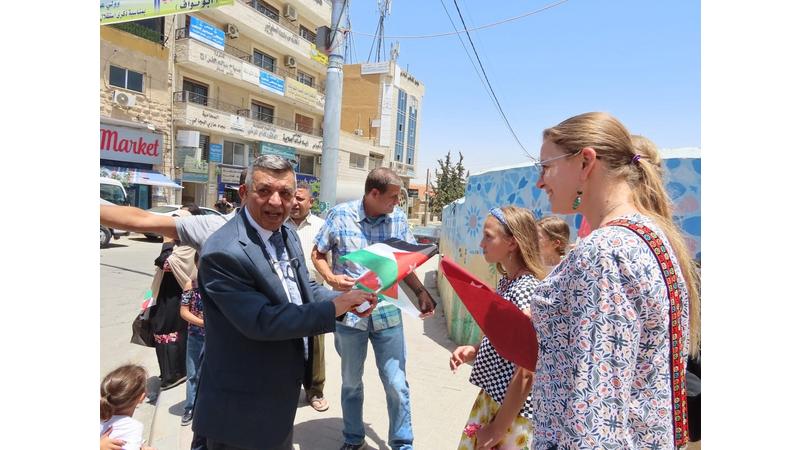 أهالي مادبا يحتفلون بعيد الاستقلال الـ 79