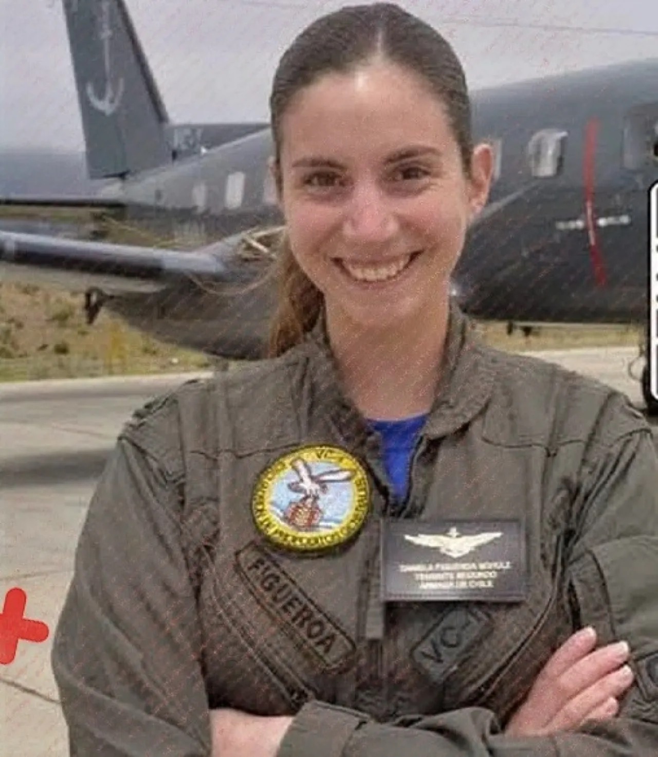 اكتشف حقيقة صورة الطيارة المتداولة بجانب الطائرة!