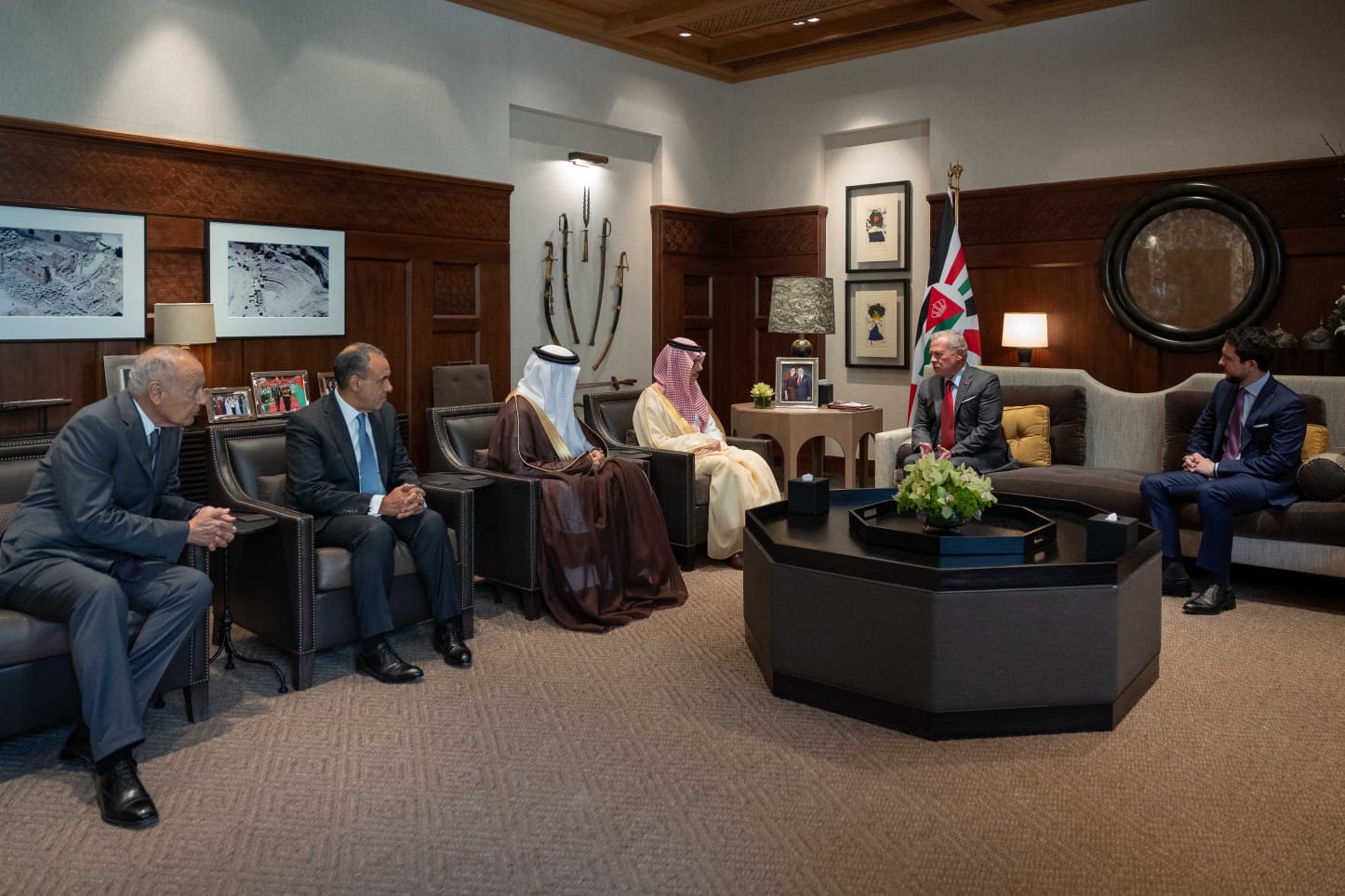 صورة حول : الملك يستقبل وفد اللجنة الوزارية العربية الإسلامية المكلفة بالتحرك الدولي لوقف الحرب على غزة الملك يستقبل وفد اللجنة الوزارية العربية الإسلامية المكلفة بالتحرك الدولي لوقف الحرب على غزة
