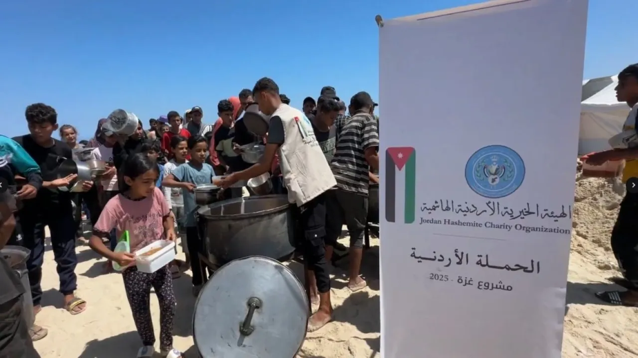 صورة حول : حملة أردنية توزع الخبز على العائلات النازحة في خان يونس حملة أردنية توزع الخبز على العائلات النازحة في خان يونس