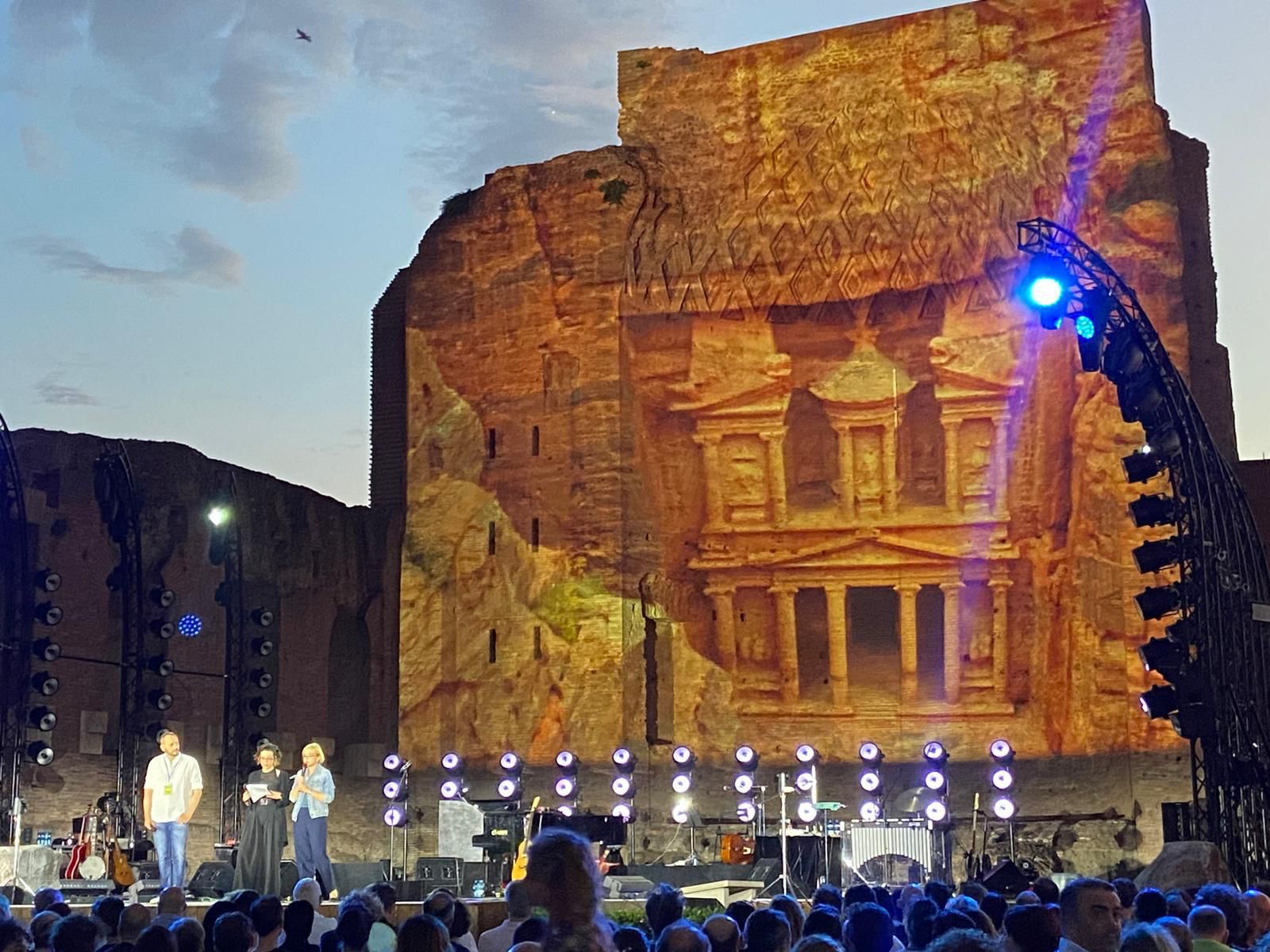 صورة حول : إضاءة الكولوسيوم في روما بألوان البترا الوردية احتفالاً بتوأمة البترا والكولوسيوم إضاءة الكولوسيوم في روما بألوان البترا الوردية احتفالاً بتوأمة البترا والكولوسيوم