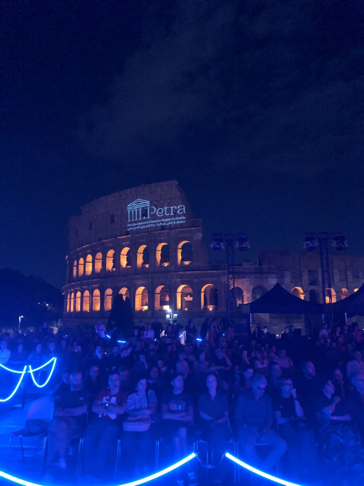 إضاءة الكولوسيوم في روما بألوان البترا الوردية احتفالاً بتوأمة البترا والكولوسيوم