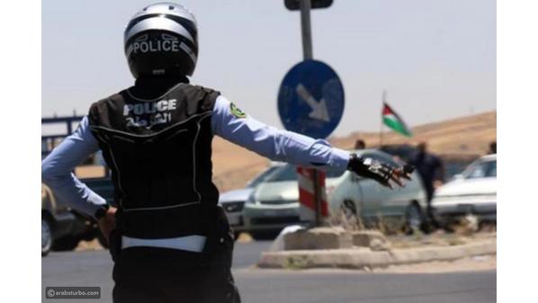 سحب خاطئ يتسبب بانقلاب حافلة ركاب في القويرة