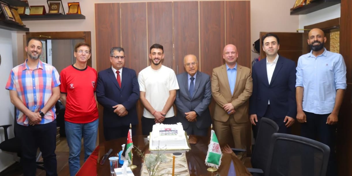صورة حول : جامعة البترا تكرّم طالبها ولاعب المنتخب خالد زكريا احتفاءً بالتأهّل إلى كأس العالم جامعة البترا تكرّم طالبها ولاعب المنتخب خالد زكريا احتفاءً بالتأهّل إلى كأس العالم