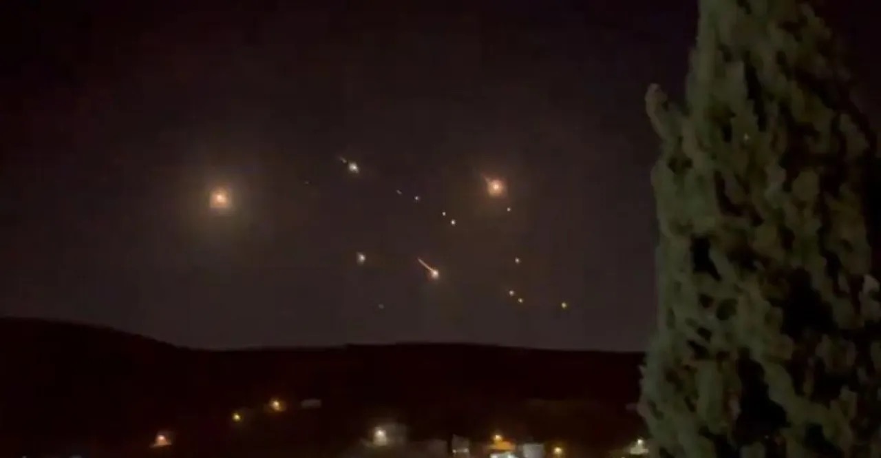 صورة حول : إيران تطلق دفعة جديدة من الصواريخ صوب "إسرائيل" إيران تطلق دفعة جديدة من الصواريخ صوب "إسرائيل"