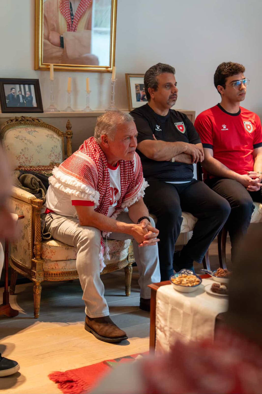 صورة حول : الملك عبدالله الثاني يتابع مباراة النشامى من لندن الملك عبدالله الثاني يتابع مباراة النشامى من لندن