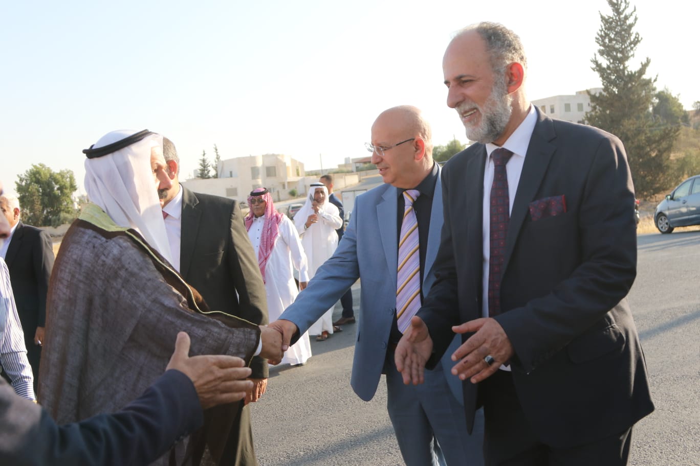 صورة حول : الذنيبات يرأس مراسم خطوبة نجل الزميل وليد الجلاد على كريمة بسام الرقاد الذنيبات يرأس مراسم خطوبة نجل الزميل وليد الجلاد على كريمة بسام الرقاد